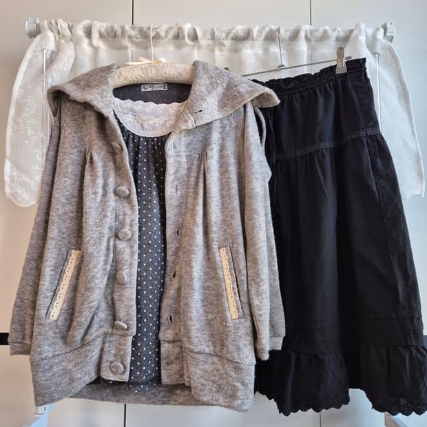 무채색 데일리 코디 | 도트슬리브,니트가디건,블랙스커트