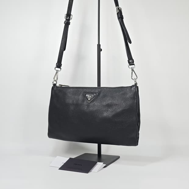 프라다 비텔로 다이노 은장 트라이앵글 클러치 크로스백