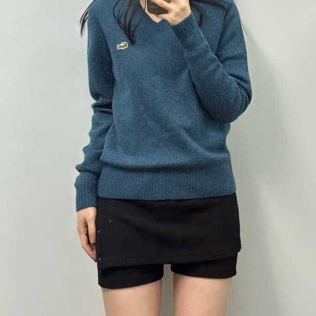 라코스테 자수로고 블루 브이넥 니트