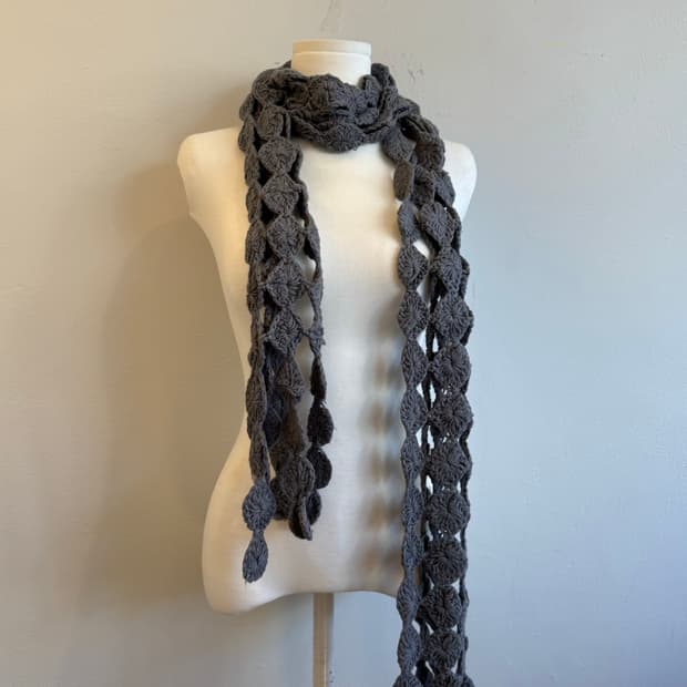 다크그레이 크로셰 스카프