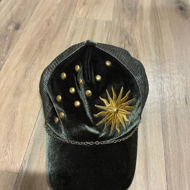 [새상품] 벨벳 체인 자수 모자 볼캡