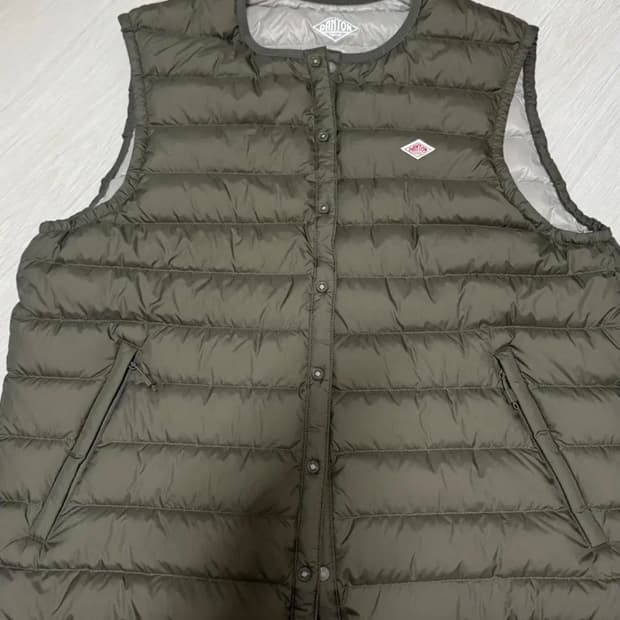단톤 이너 다운 크루넥 베스트 올리브 XL 판매해요