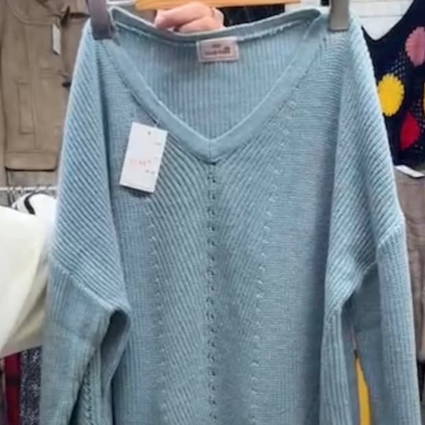 소라색 브이넥 니트 