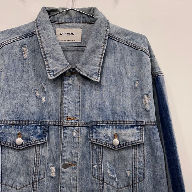 D-FRONT 포켓 데미지 연청 데님 트러커자켓