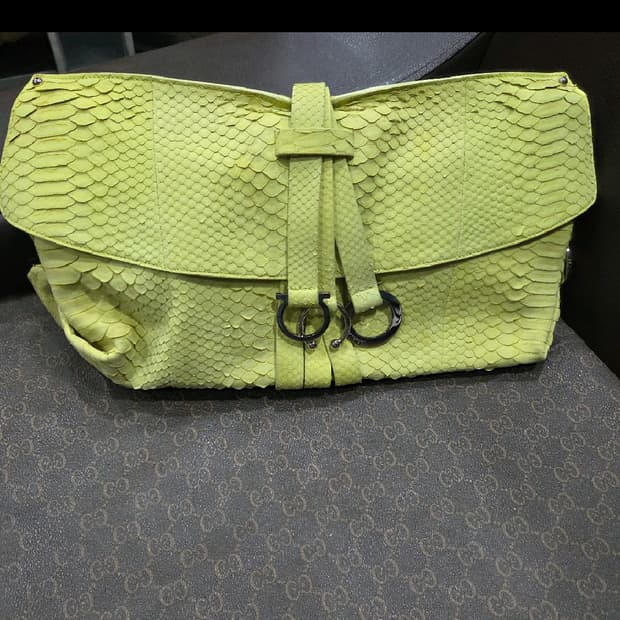 페라가모 파이톤 클러치