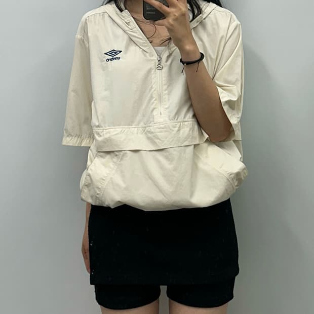엄브로 반집업 반팔 웜업 후드티