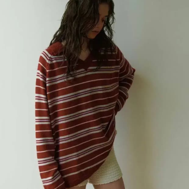 언앤써드미스테리 스트라이프 카라니트 (버건디)