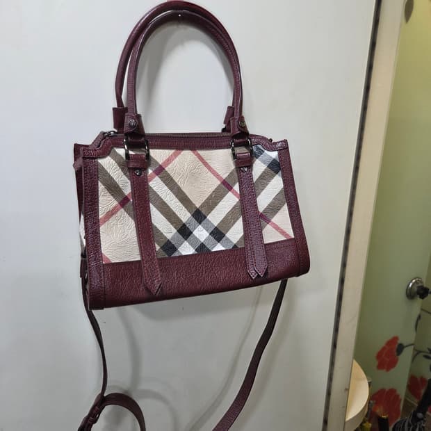 버버리 플로럴 앰보싱 크로스백