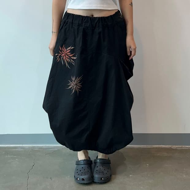 블랙 벌룬 디테일 스커트