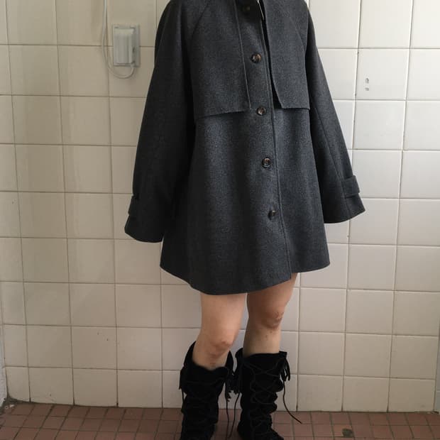 High neck cape silhouette tied coat