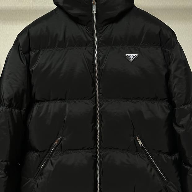 프라다 리나일론 다운 패딩 23fw XL(105-110) 블랙
