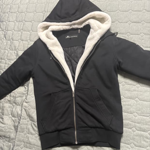 무스너클 버니스웨터