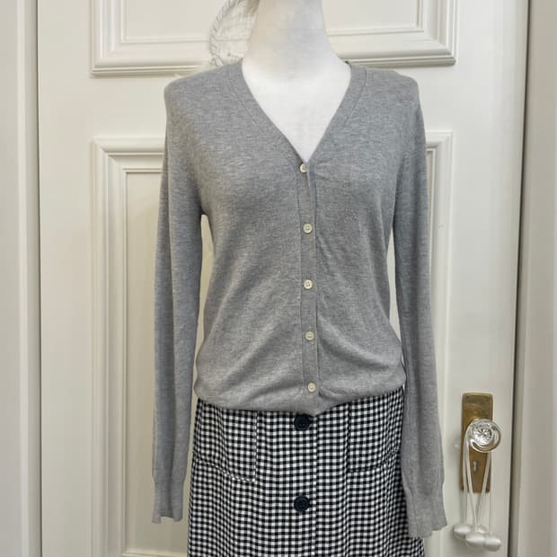 gray basic v-neck cardigan(size-M)