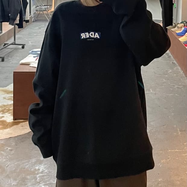 아더에러 박스로고 블랙 맨투맨 H2570