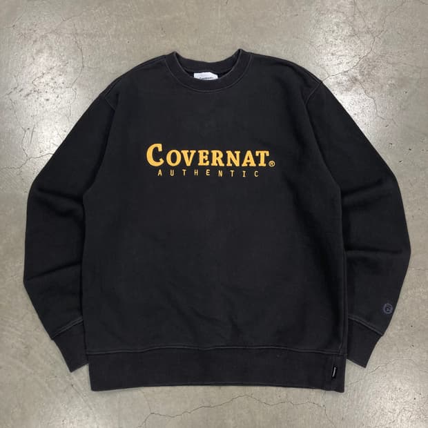 커버낫 차콜 컬러 스펠아웃 맨투맨