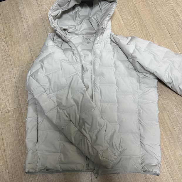 유니클로 퍼프테크 화이트 경량패딩