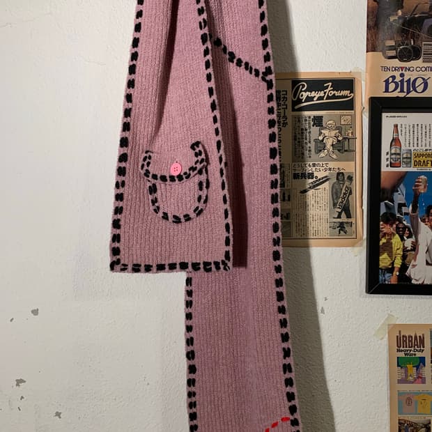 핑거린 핸드스티치 포켓 머플러 블랙 핑크