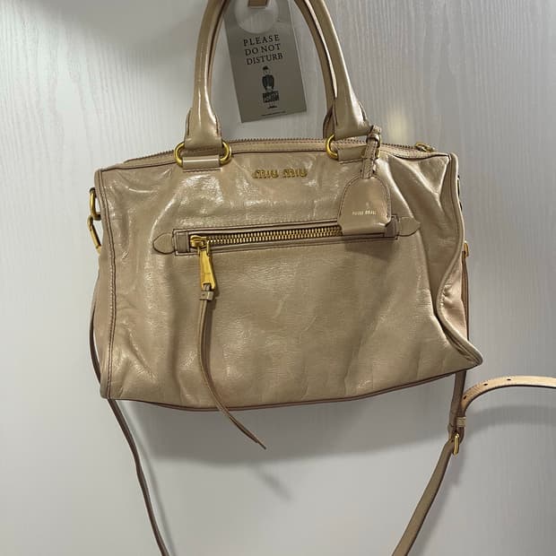 미우미우 비텔로 샤인 베이지