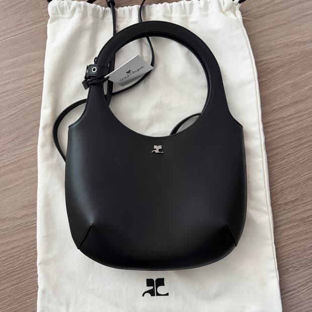 꾸레쥬 홀리 레더 블랙백 25s/s