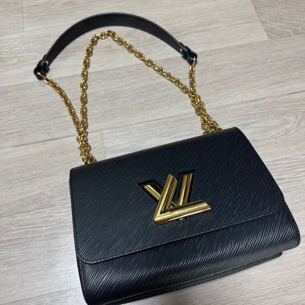 루이비통 트위스트 MM 블랙 금장 체인백