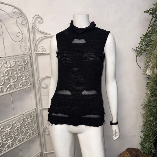 Black grunge damaged turtle neck 슬리브리스