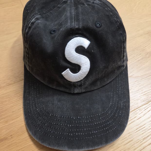슈프림 피그먼트 코티드 S 로고 6-패널 블랙 - 25SS