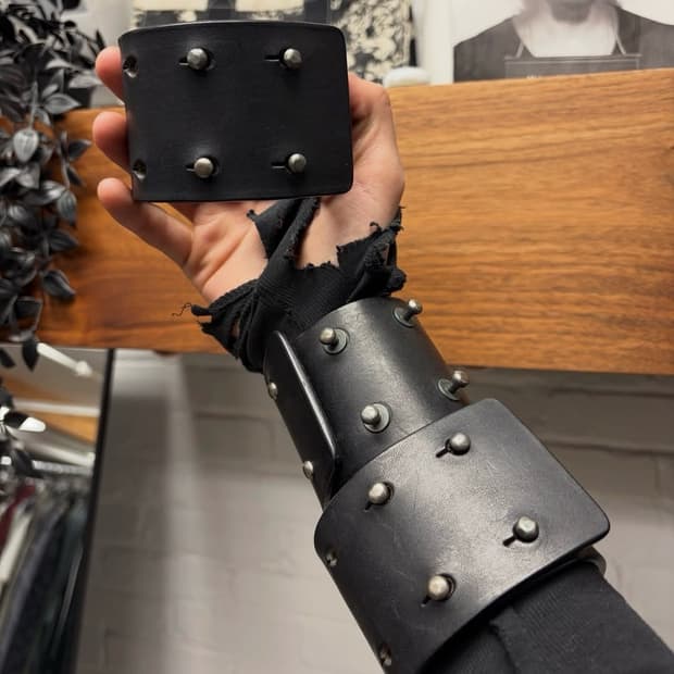릭오웬스 14FW "MOODY" 레더 커프 스터드 팔찌 블랙