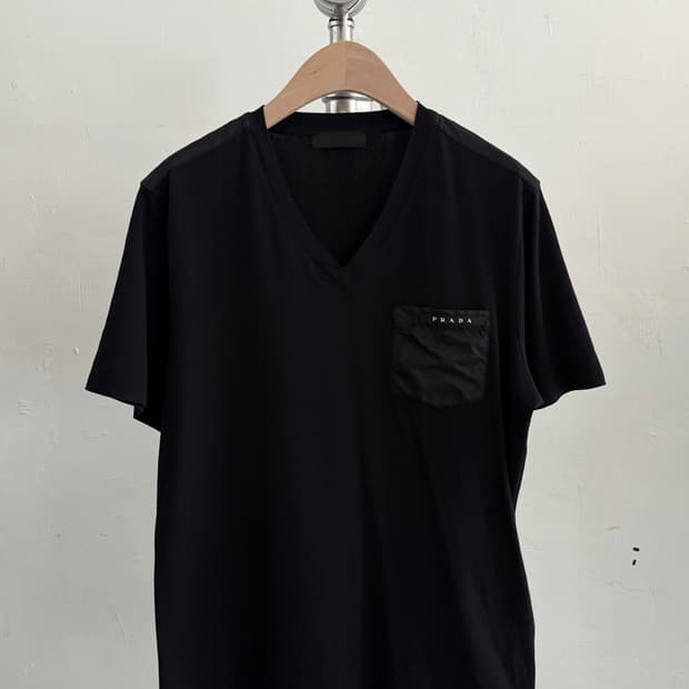 Prada 프라다 나일론 포켓로고 브이넥 티셔츠