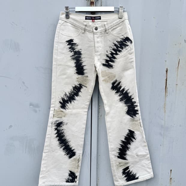 화이트 그래픽 스트레이트 진