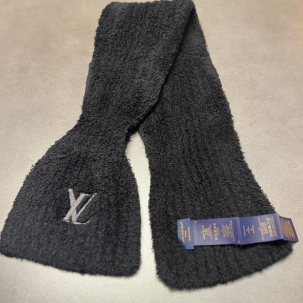 루이비통 온리 LV 미니 컴피 머플러 블랙