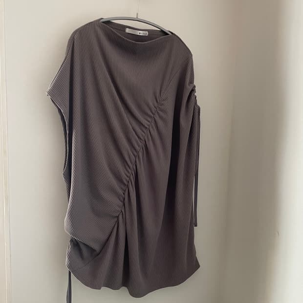 Asymmetric shirring sleeveless