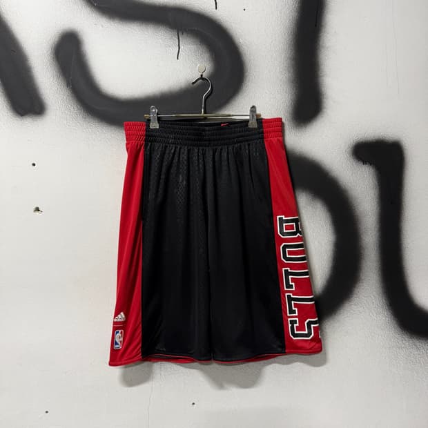 아디다스 x NBA 시카고 불스 빅 프린팅 바스켓볼 쇼트 팬츠