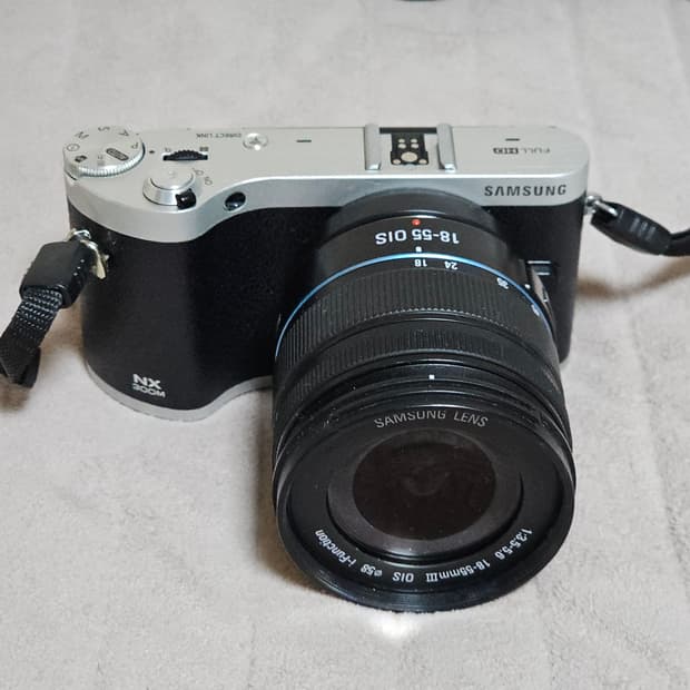 삼성 NX300M 미러리스 카메라와 18-55mm 렌즈