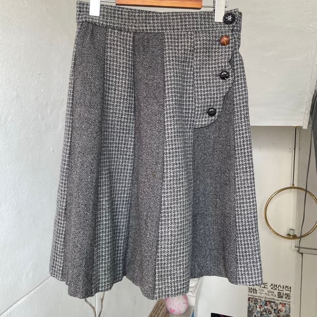 단추 포인트 울 플리츠 스커트