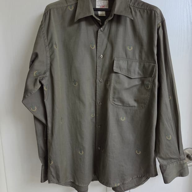 자쿠스  셔츠  자수 카키색