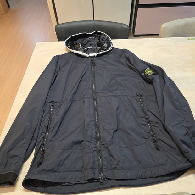 스톤아일랜드 나일론 스킨터치 바람막이 xl