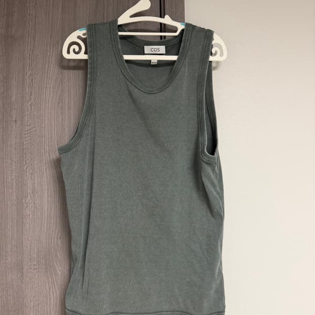 cos 슬리브리스 나시 L (100-105) 카키