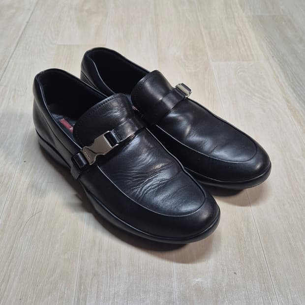 프라다 버클 로퍼