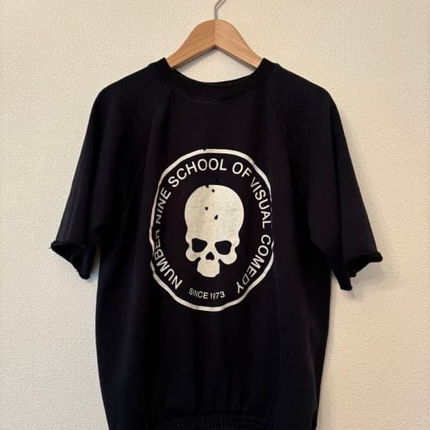 01SS 넘버나인 스쿨 오브 비주얼 코미디 반팔티 블랙
