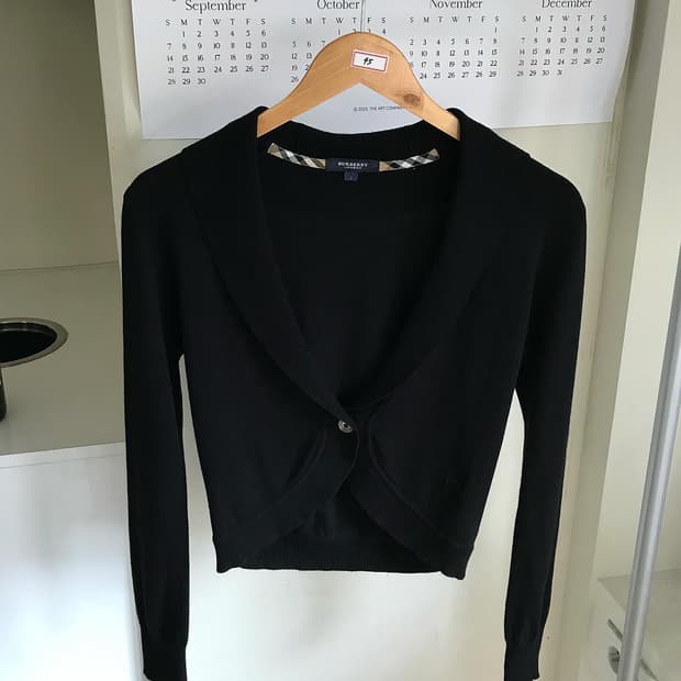 버버리 카라 크롭 니트 가디건