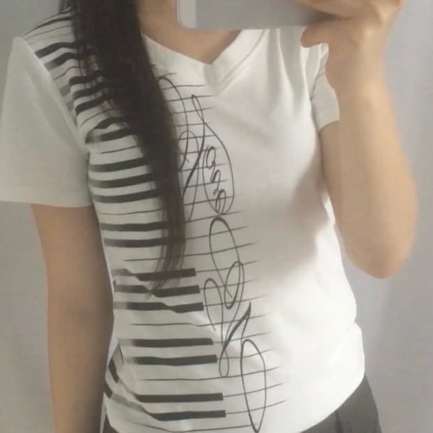 피아노 브이넥 티셔츠