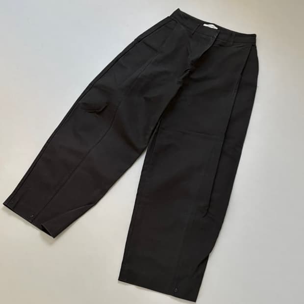 아모멘토 배럴핏 커브드 코튼 팬츠 