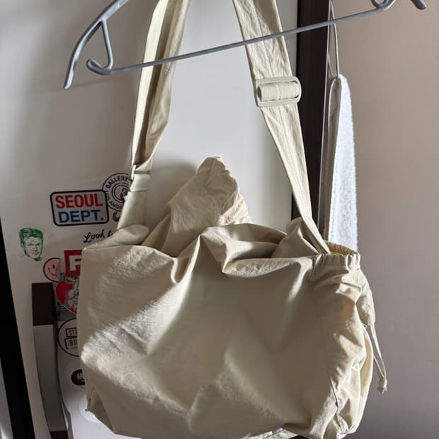 유니클로 숄더백 크림 