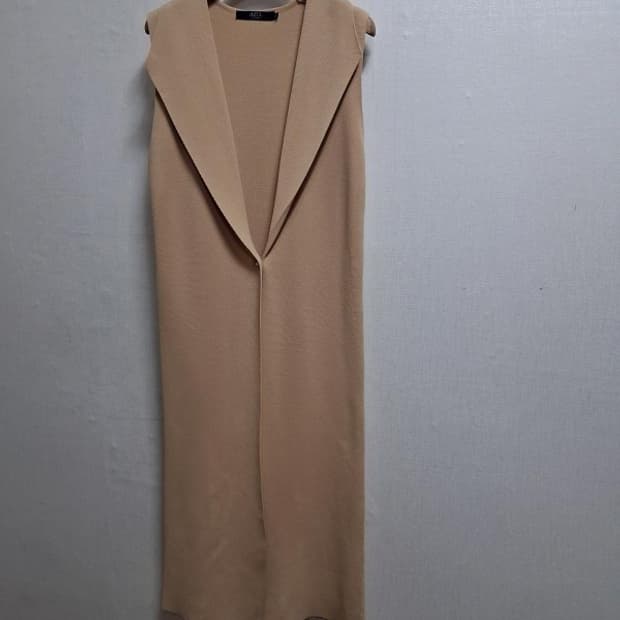 AZUL by MOUSSY 노란베이지 레이욘니트롱베슽 롱조끼 44XS
원