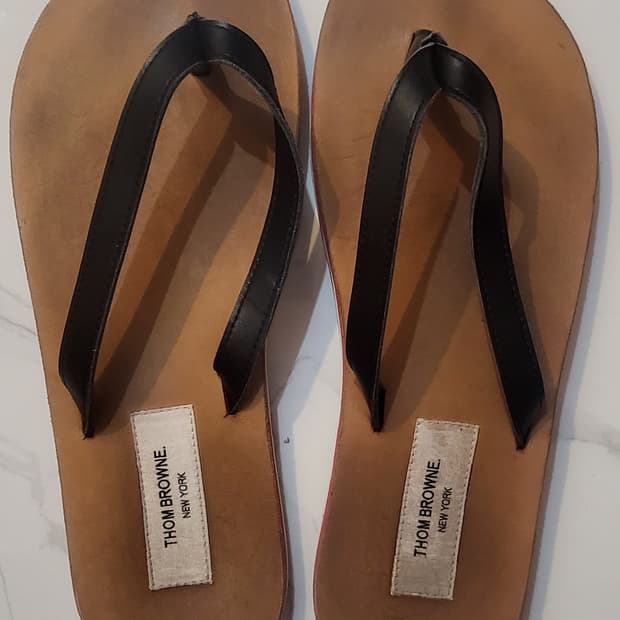 톰 브라운 스리퍼 275