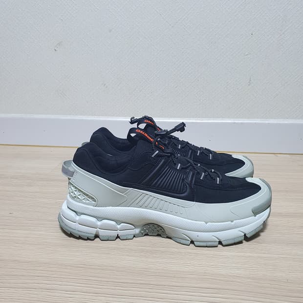 나이키 줌 보메로 룸 운동화 275