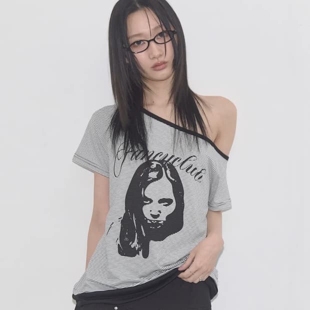 팬시클럽 미스틱 원 숄더 티 (BLACK)