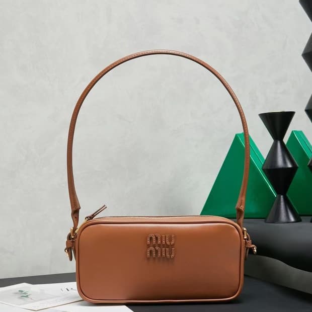 미우 미우 레더 파우치 꼬냑