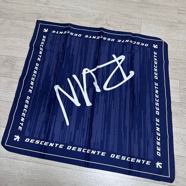 데상트 런 스카프 네이비