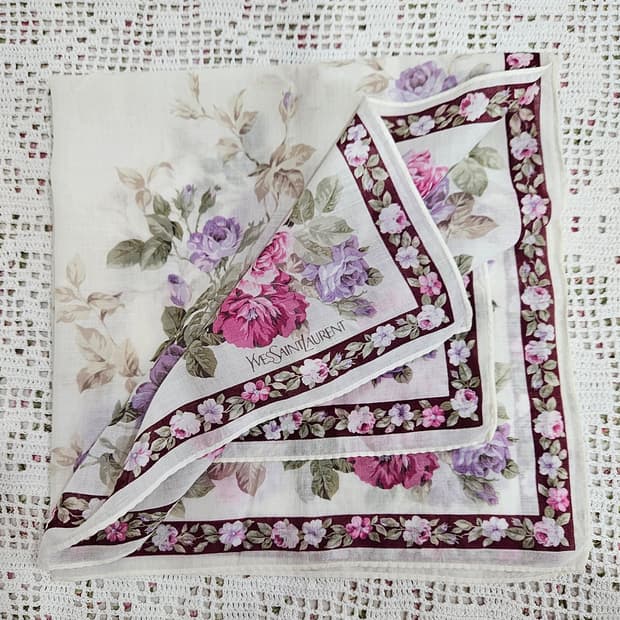 입생로랑 플라워 패턴 손수건